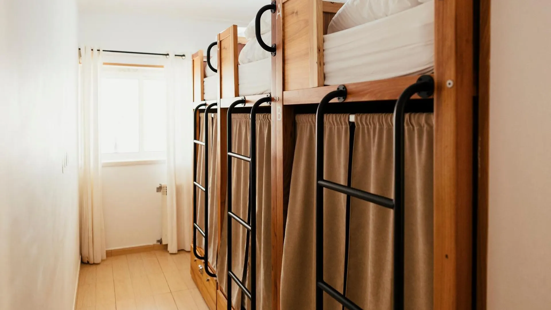 Lisbon Surf Hostel Carcavelos