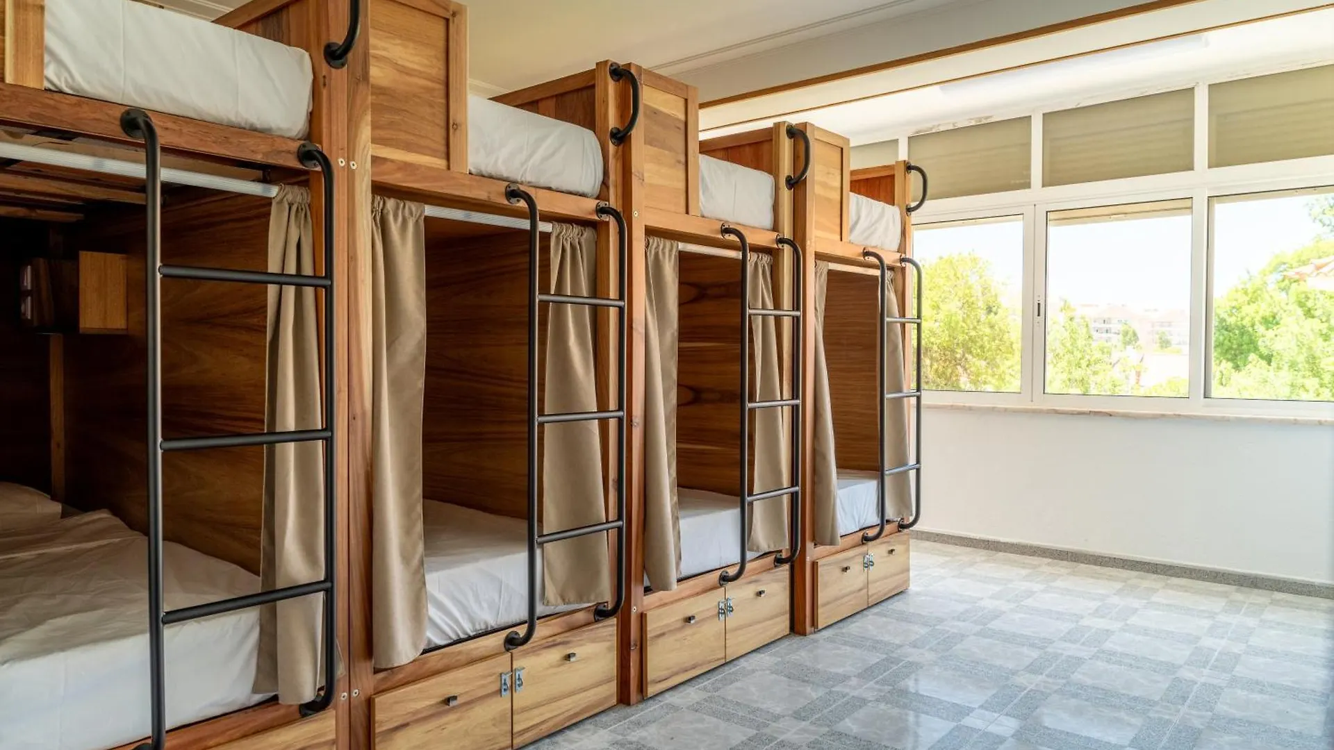 Lisbon Surf Hostel Carcavelos  Portugal